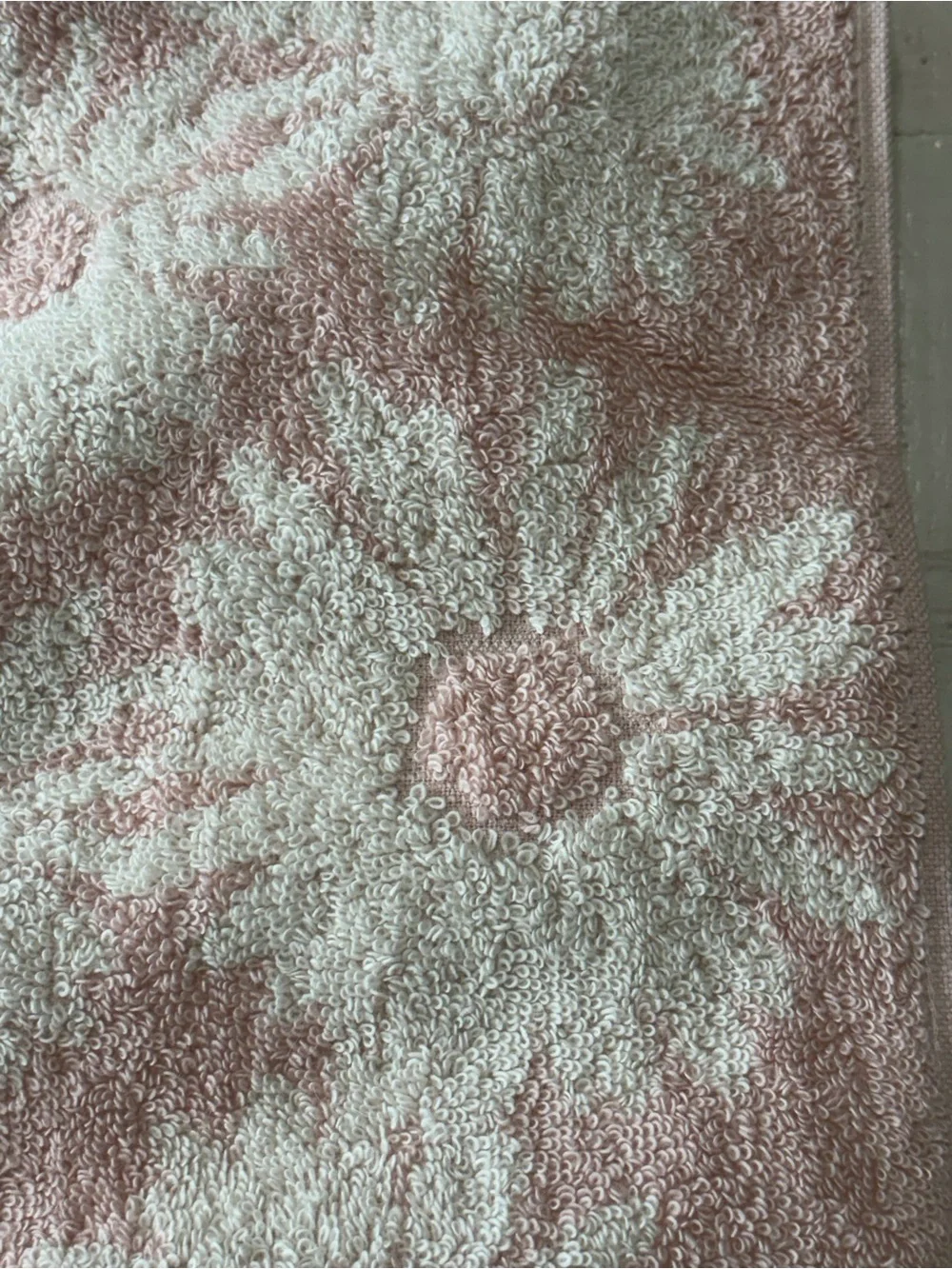 Wild Sage Maisie Daisy Bath Towels Set of 2 NWT Blush White Floral Cotton 30x54